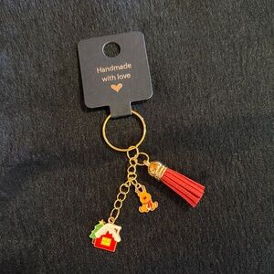 🎄 🎁 Handcrafted- Gold tone Christmas keychain - reindeer and Christmas cottage